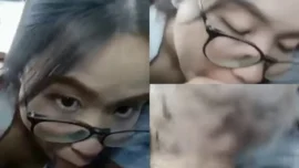 สาวแว่นสุดน่ารักนั่งโม๊กควยผัวในรถกลางวันไม่กลัวใครเห็น 5